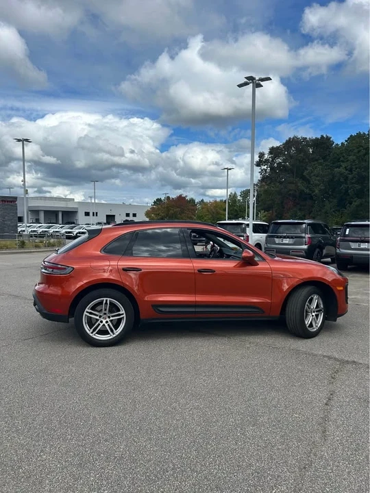 2022 Porsche Macan - Image 4 of 10