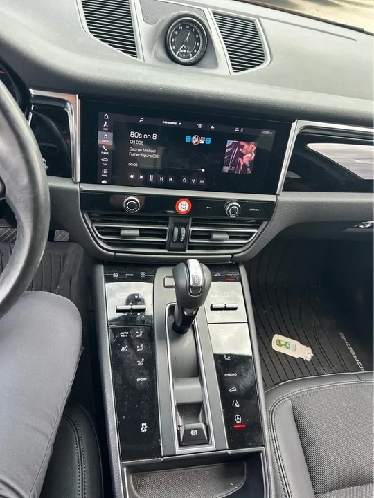 2022 Porsche Macan - Image 9 of 10