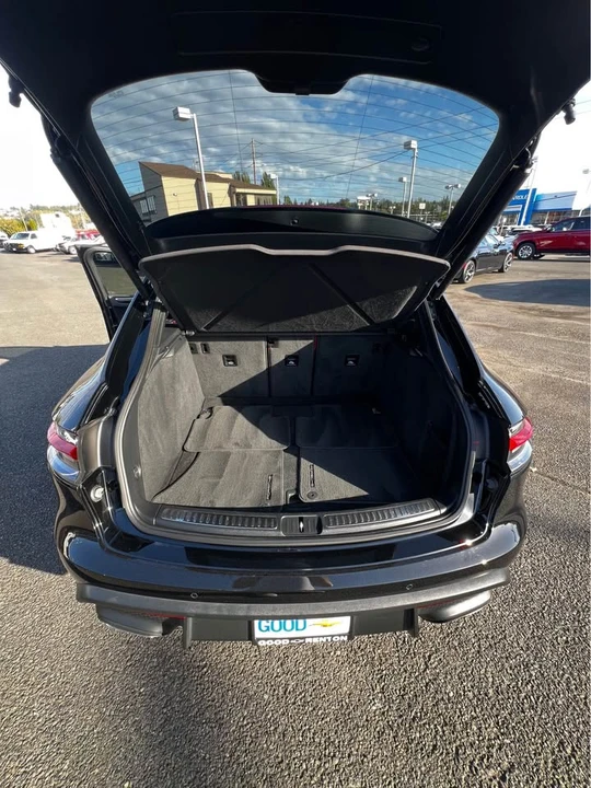 2022 Porsche Macan - Image 10 of 15