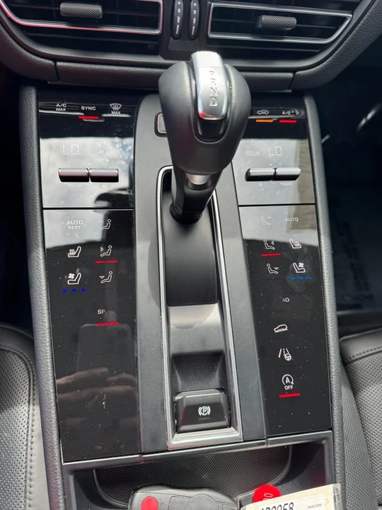 2022 Porsche Macan - Image 7 of 15