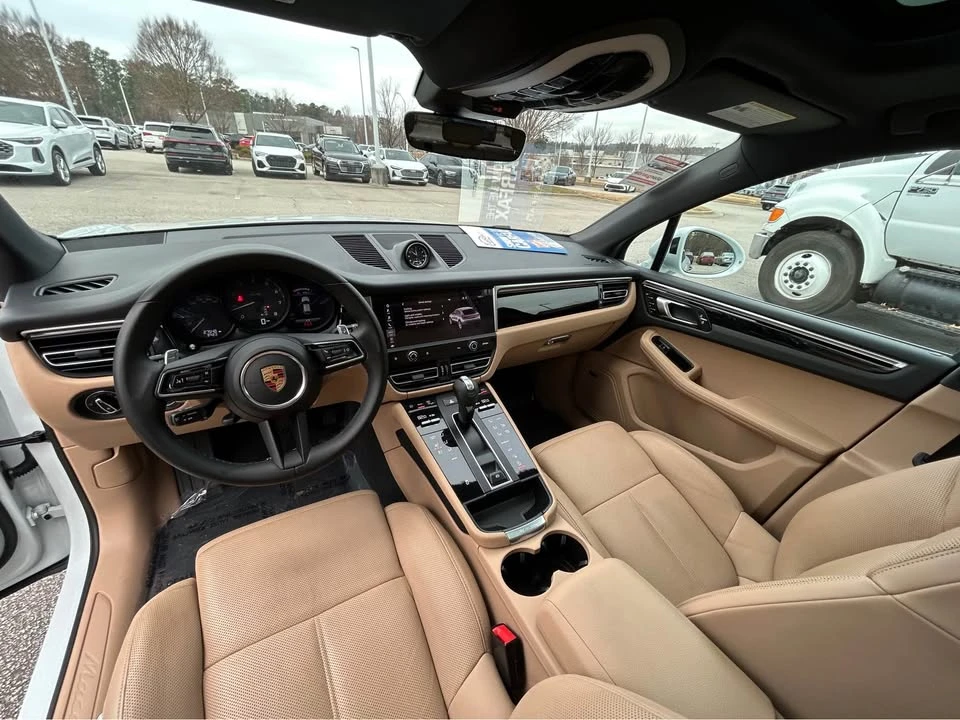 2022 Porsche Macan - Image 6 of 8
