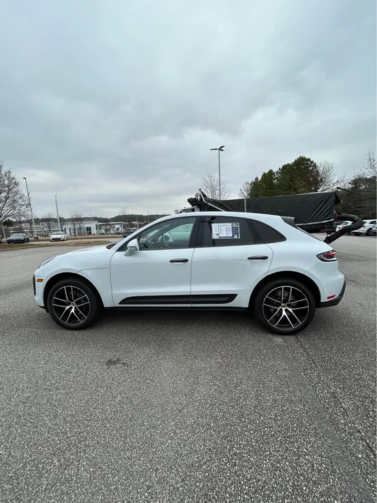 2022 Porsche Macan - Image 4 of 8