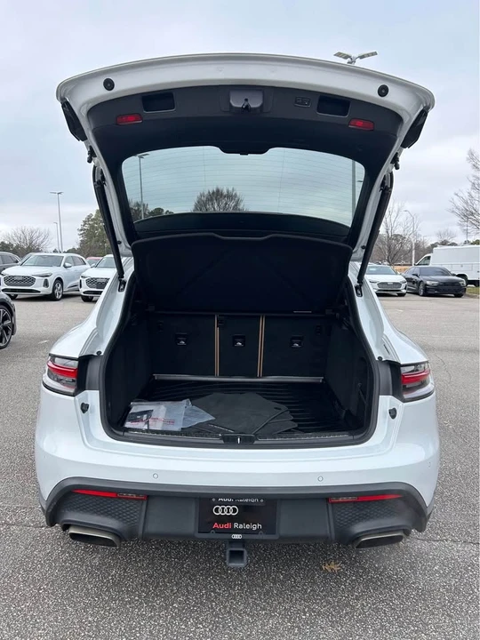 2022 Porsche Macan - Image 5 of 8