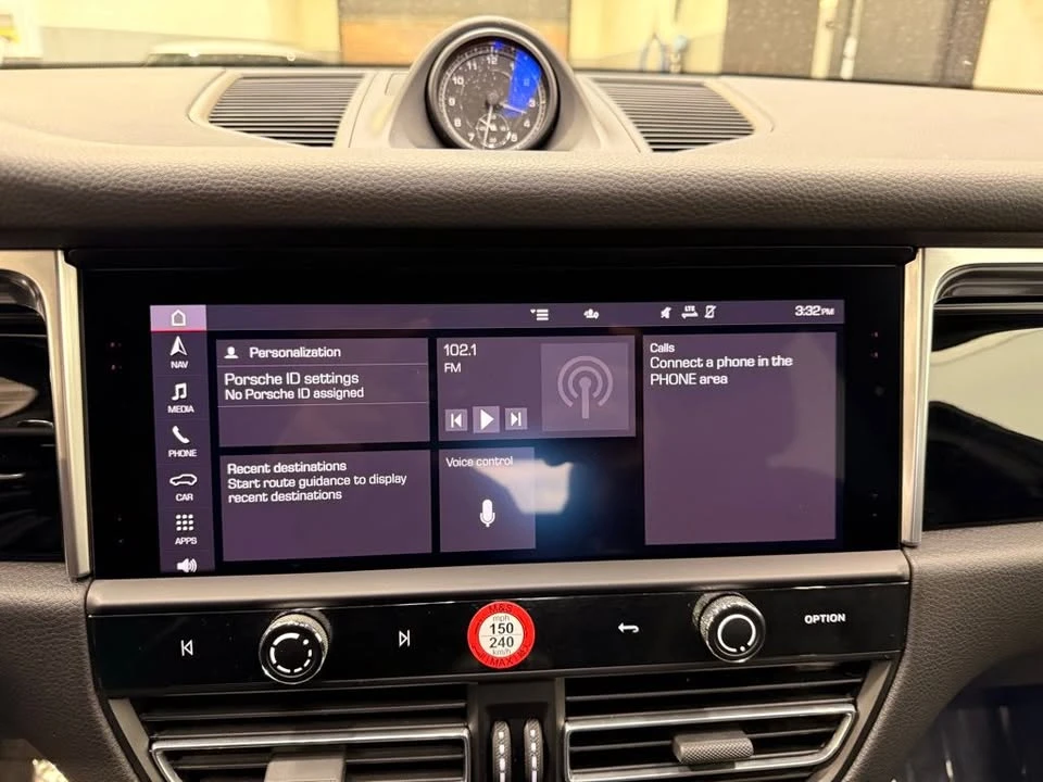 2022 Porsche Macan Turbo - Image 16 of 20