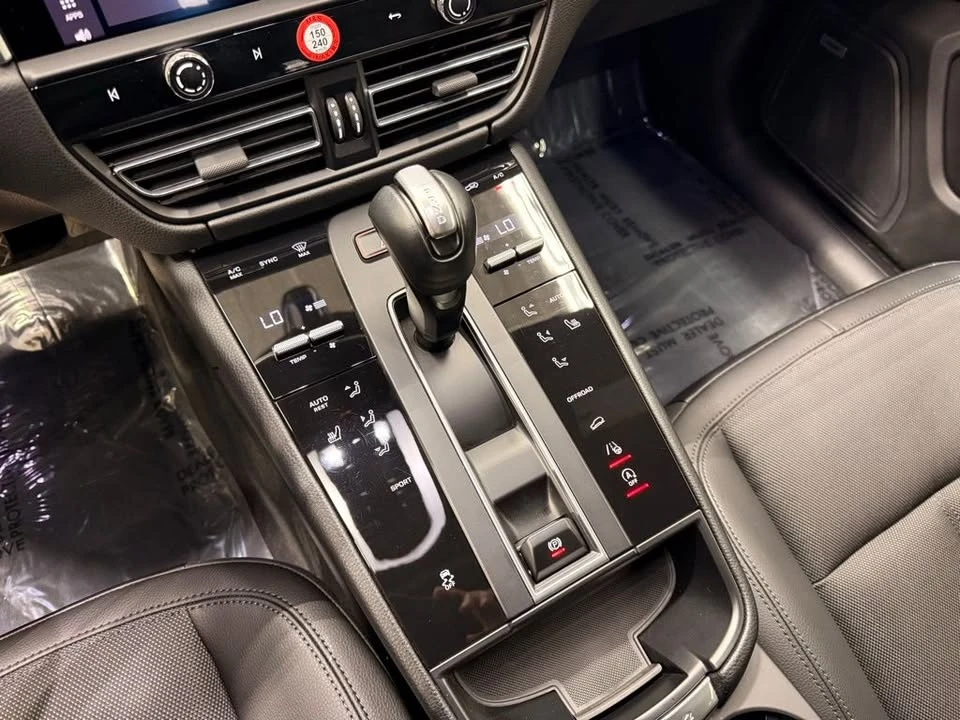 2022 Porsche Macan Turbo - Image 18 of 20