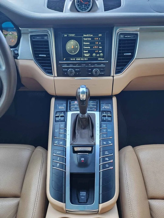 2016 Porsche Macan Turbo - Image 18 of 20