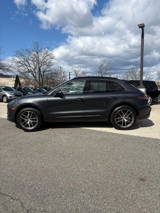 2022 Porsche Macan - Image 9 of 18