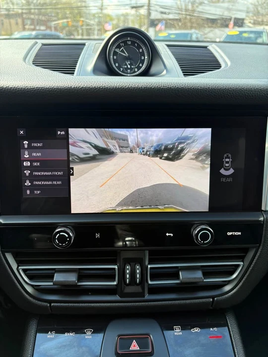 2022 Porsche Macan - Image 13 of 18
