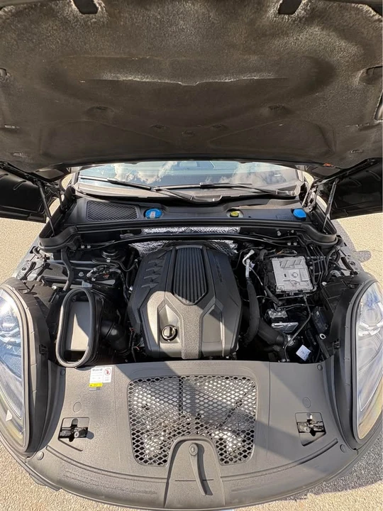 2022 Porsche Macan - Image 16 of 18