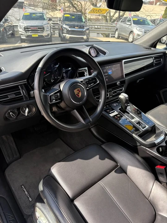 2022 Porsche Macan - Image 11 of 18