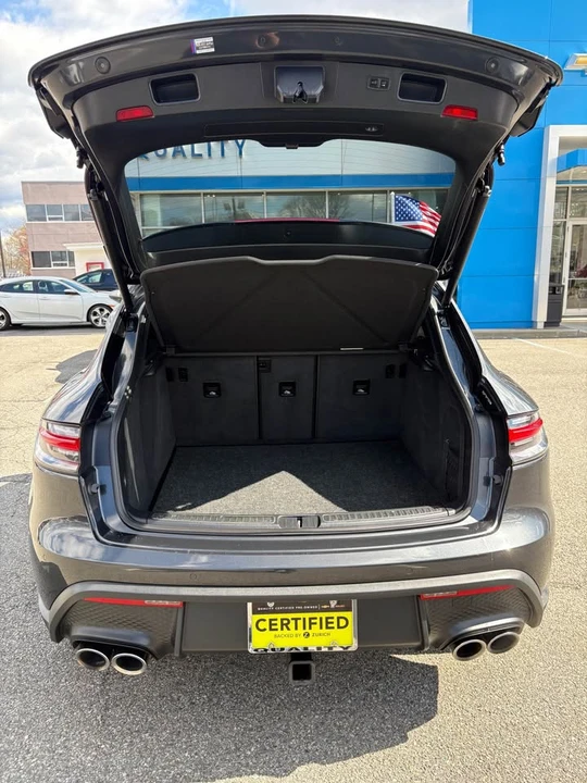 2022 Porsche Macan - Image 15 of 18