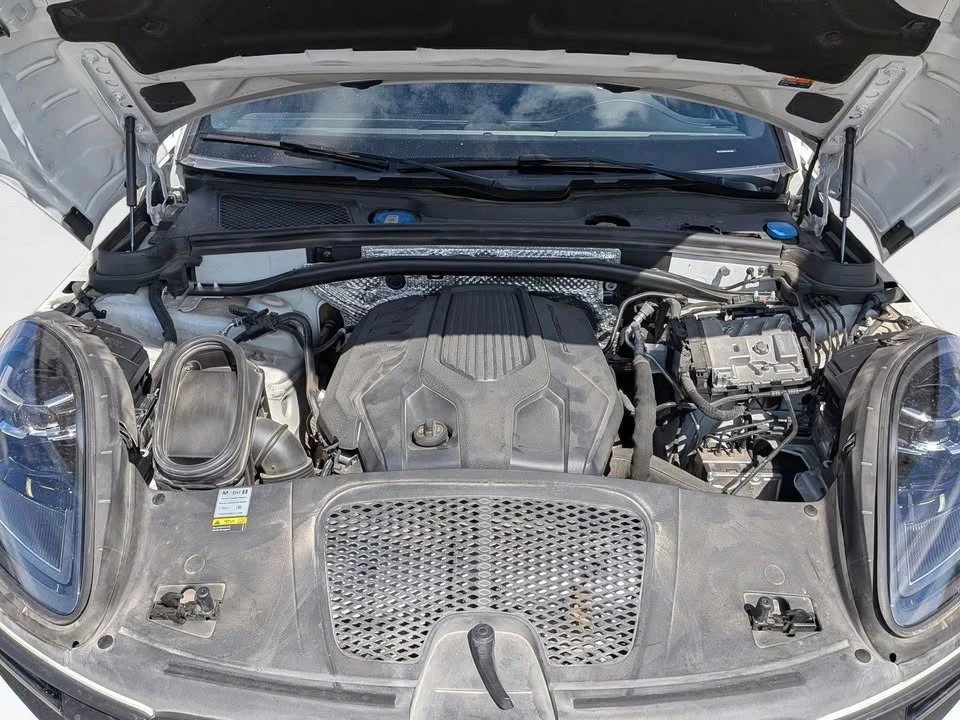 2022 Porsche Macan - Image 18 of 20