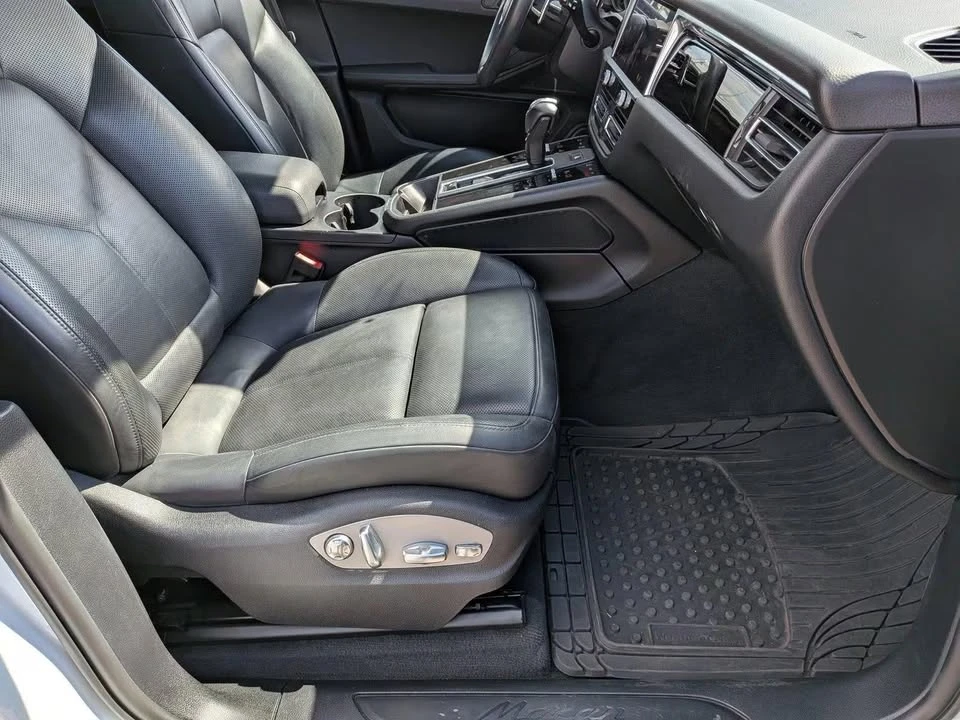 2022 Porsche Macan - Image 17 of 20