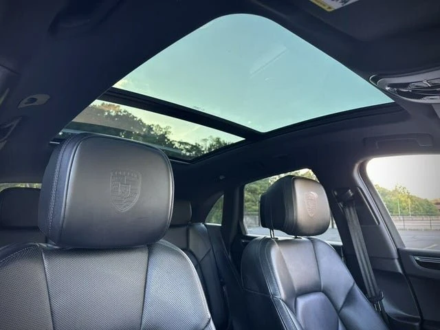 2022 Porsche Macan - Image 17 of 19