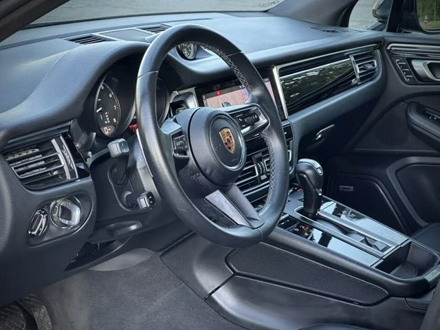 2022 Porsche Macan - Image 18 of 19