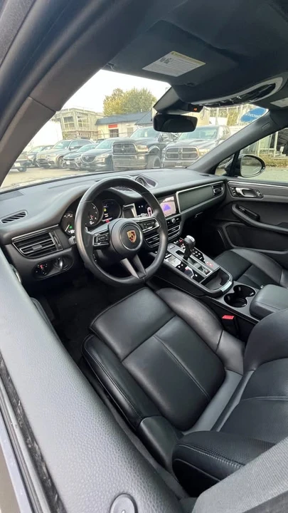 2022 Porsche Macan - Image 9 of 10
