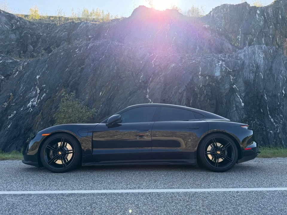 2022 Porsche Taycan 4S - Image 9 of 14