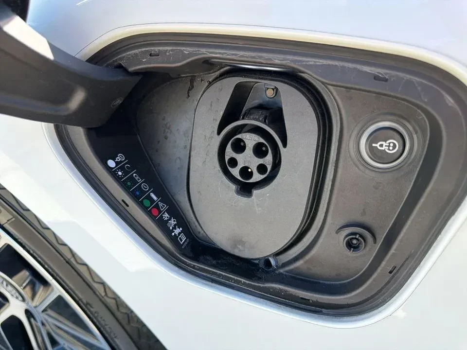 2022 Porsche Taycan - Image 7 of 18