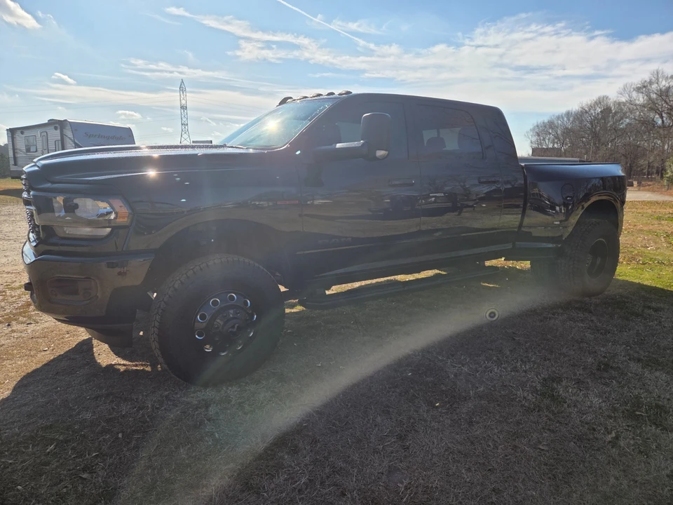 2022 Ram 3500 - Image 4 of 20