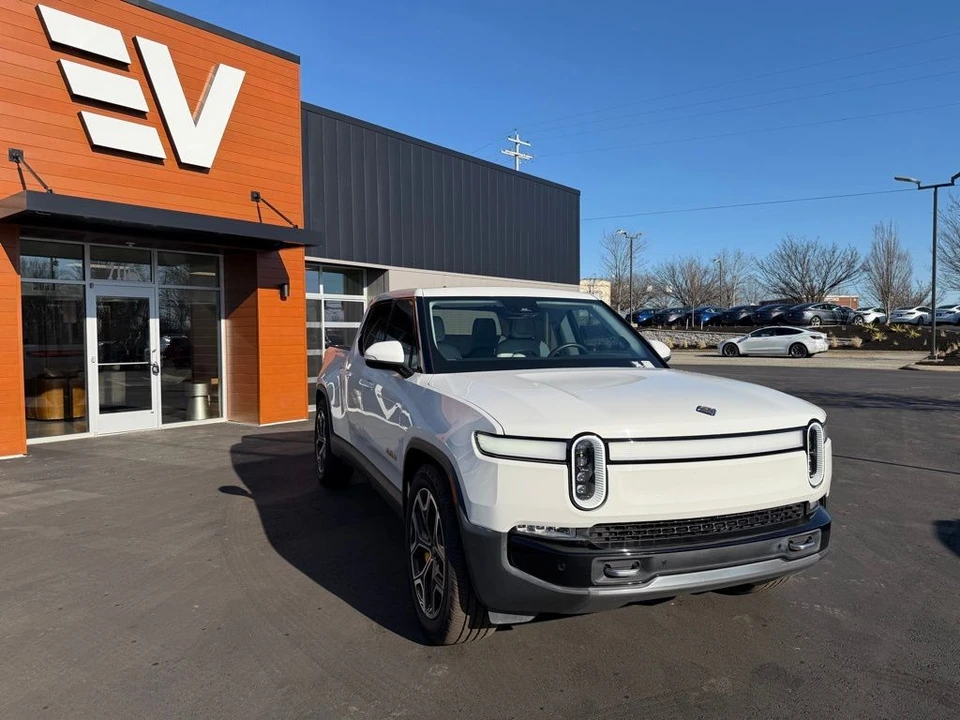 2022 Rivian R1T - Image 2 of 17