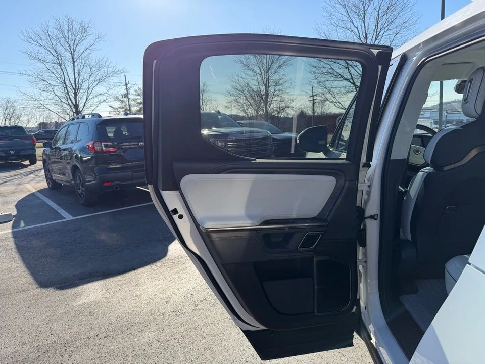 2022 Rivian R1T - Image 9 of 17