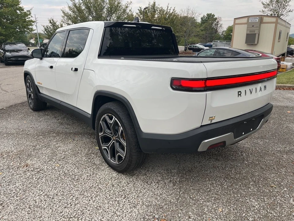 2022 Rivian R1T - Image 7 of 10