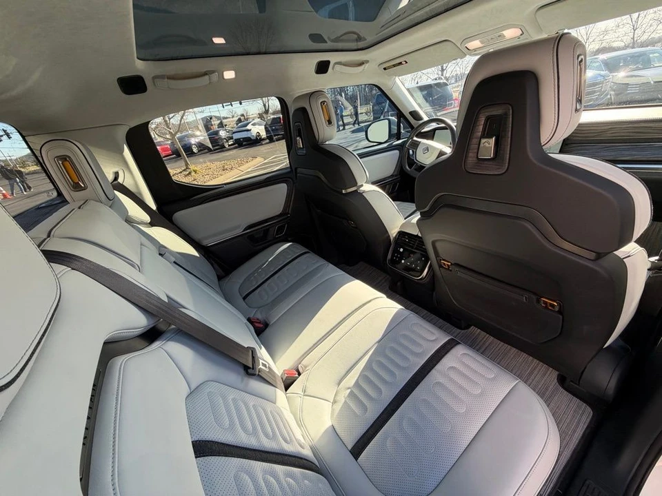 2022 Rivian R1T - Image 15 of 17
