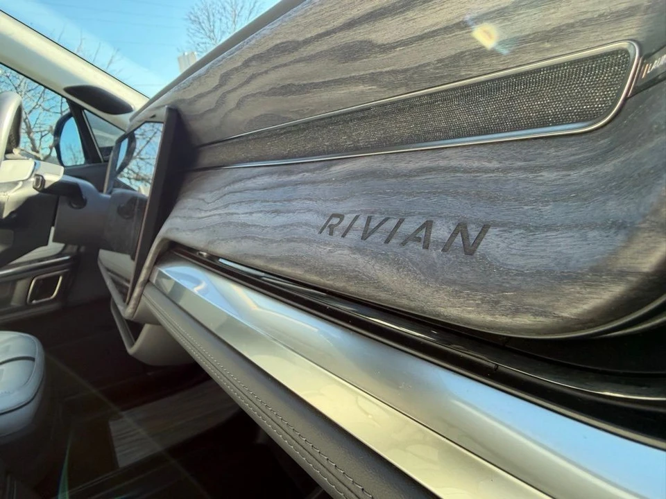 2022 Rivian R1T - Image 16 of 17