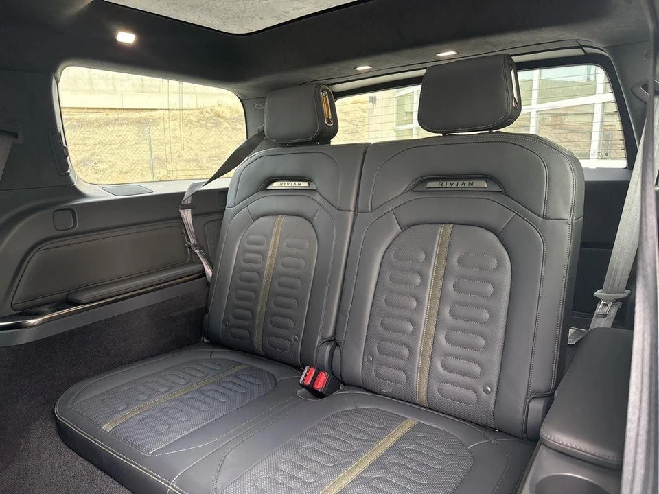 2022 Rivian R1S - Image 17 of 21