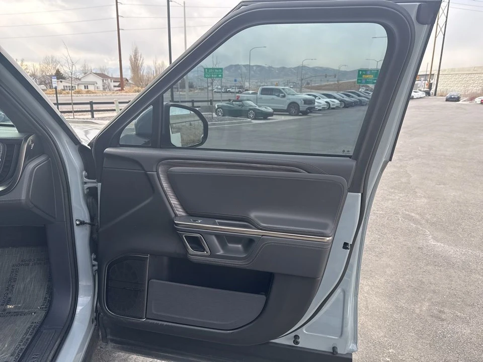 2022 Rivian R1S - Image 18 of 21