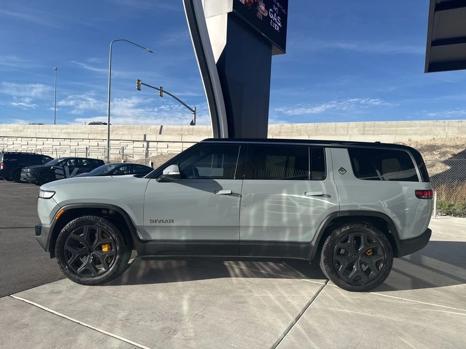 2022 Rivian R1S - Image 5 of 21