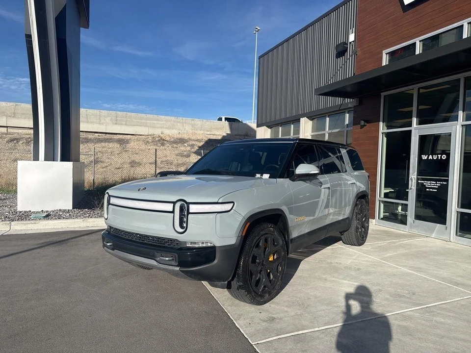 2022 Rivian R1S - Image 4 of 21