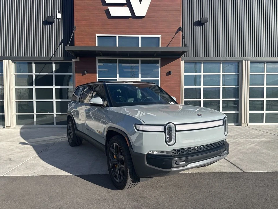 2022 Rivian R1S - Image 2 of 21