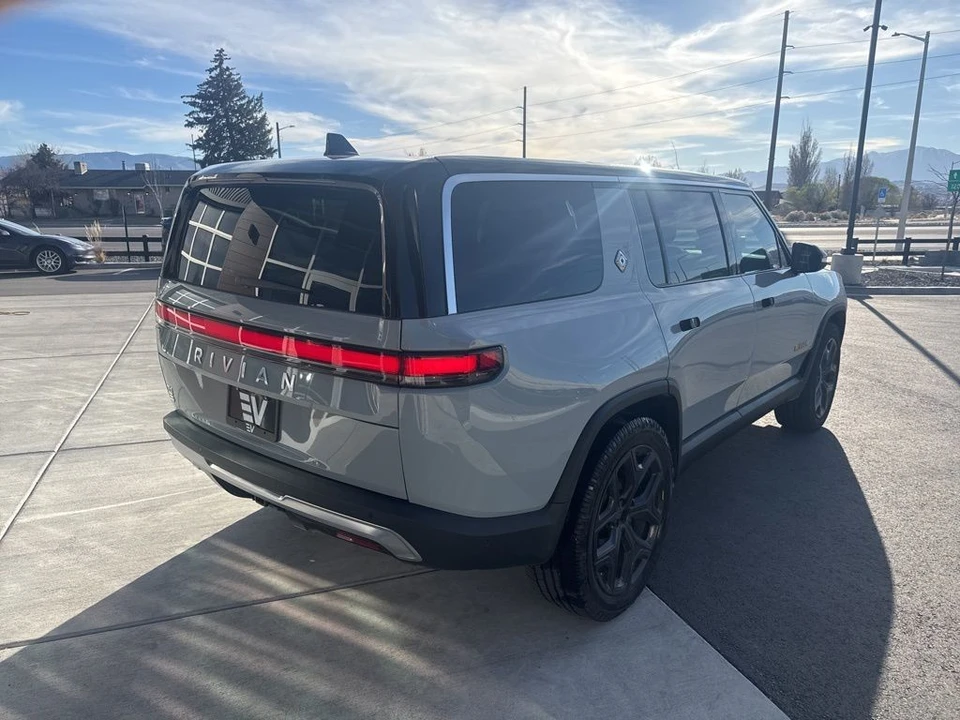 2022 Rivian R1S - Image 8 of 21