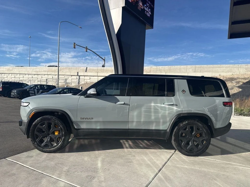 2022 Rivian R1S - Image 5 of 21