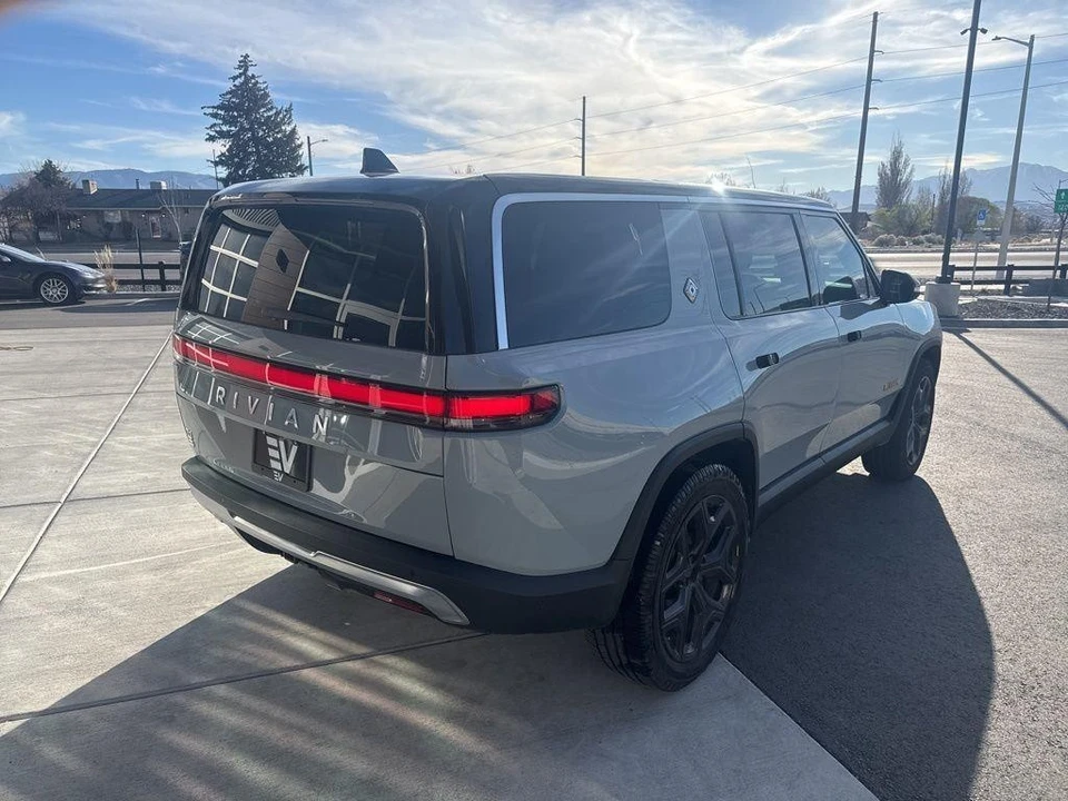 2022 Rivian R1S - Image 8 of 21