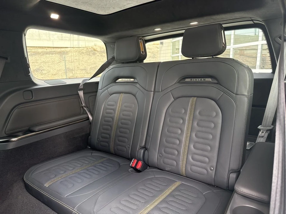 2022 Rivian R1S - Image 12 of 21