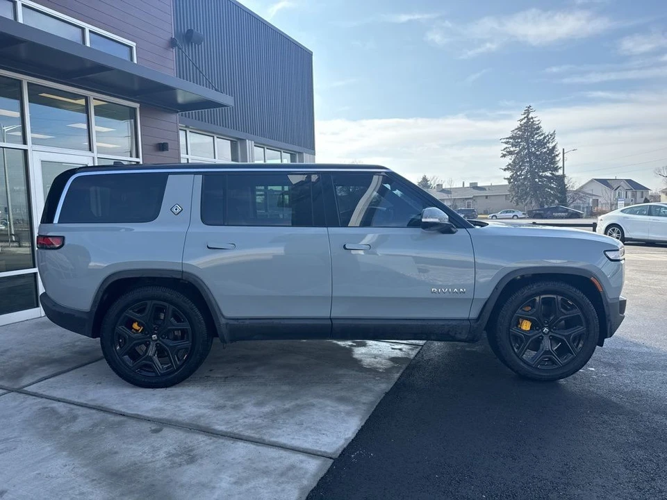 2022 Rivian R1S - Image 4 of 21