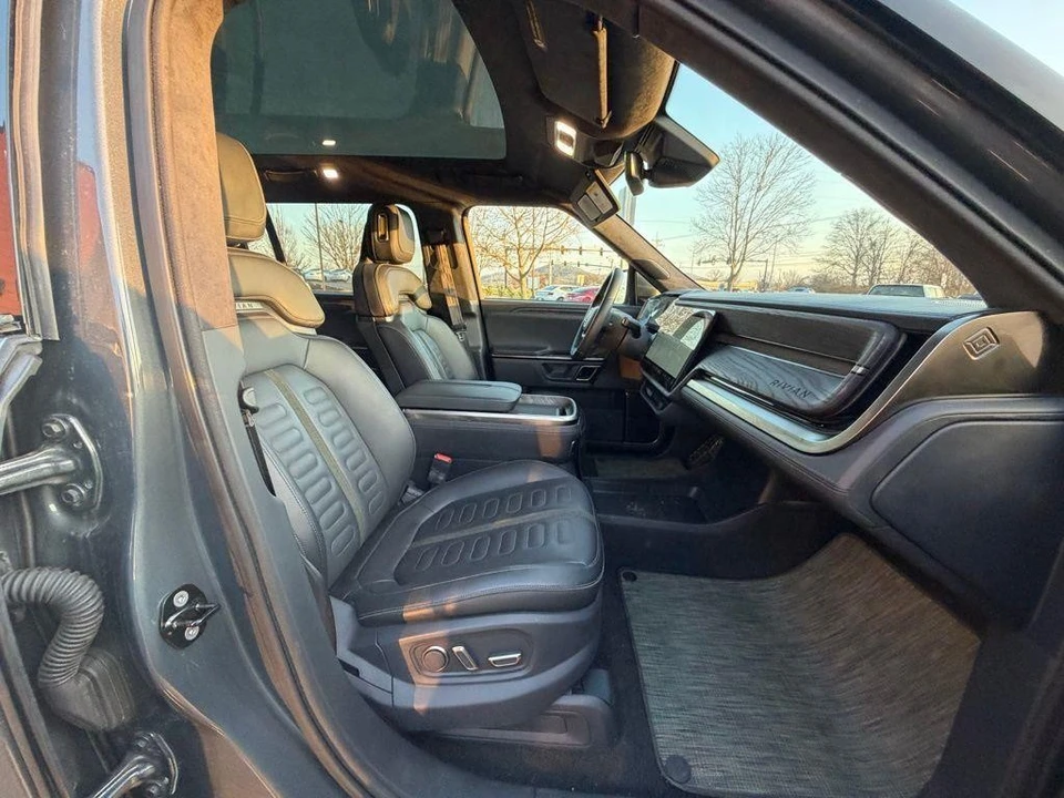 2022 Rivian R1S - Image 15 of 18