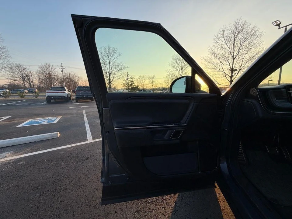 2022 Rivian R1S - Image 5 of 18