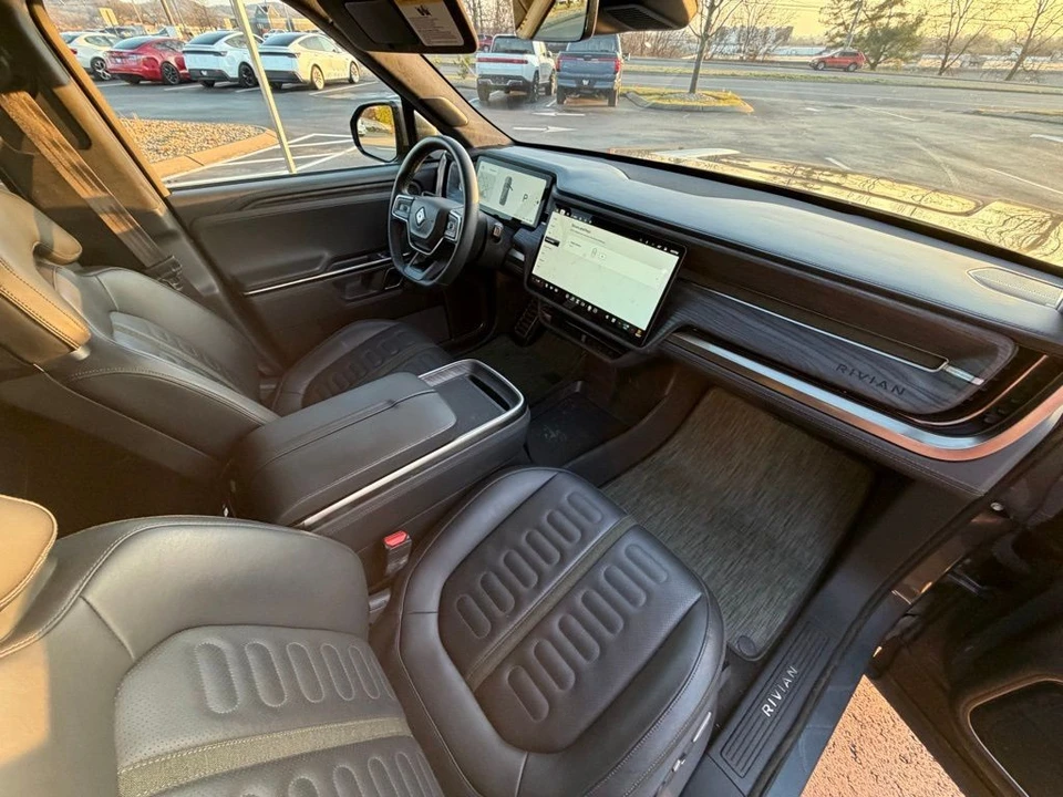 2022 Rivian R1S - Image 16 of 18