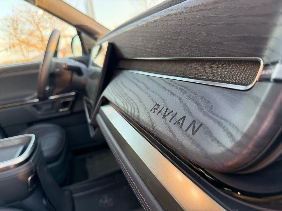 2022 Rivian R1S - Image 17 of 18