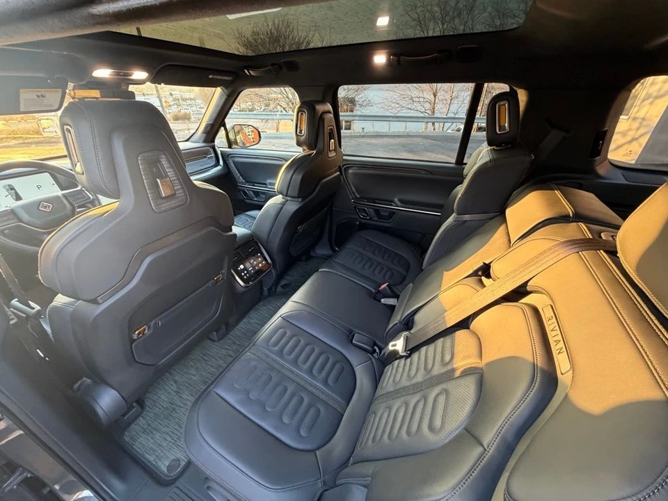 2022 Rivian R1S - Image 9 of 18