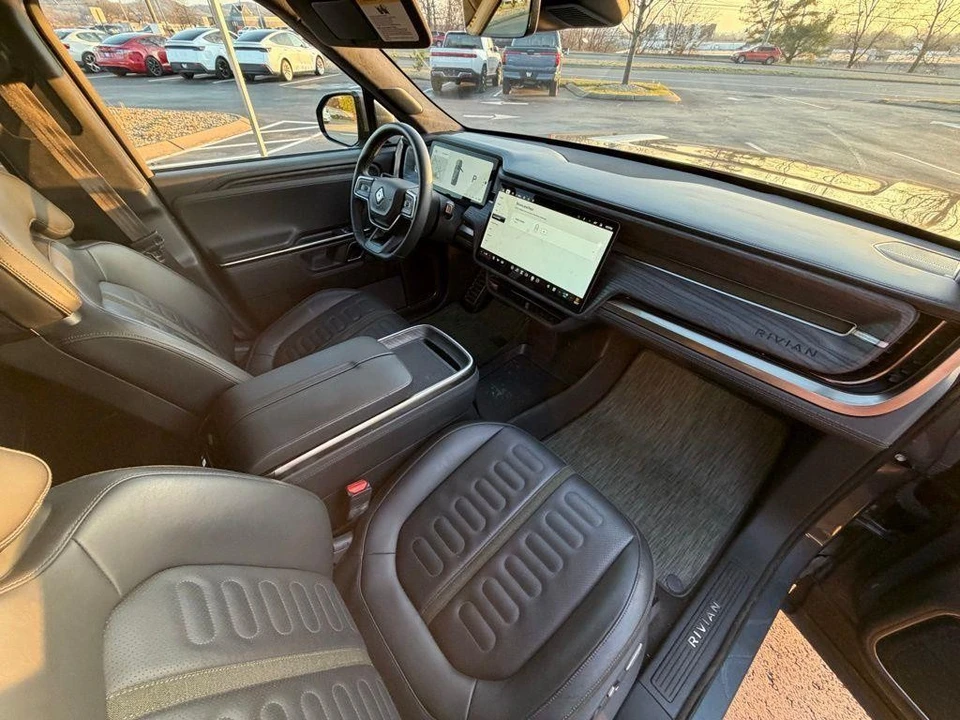2022 Rivian R1S - Image 16 of 18