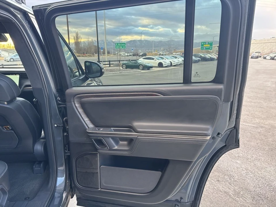 2022 Rivian R1S - Image 19 of 21