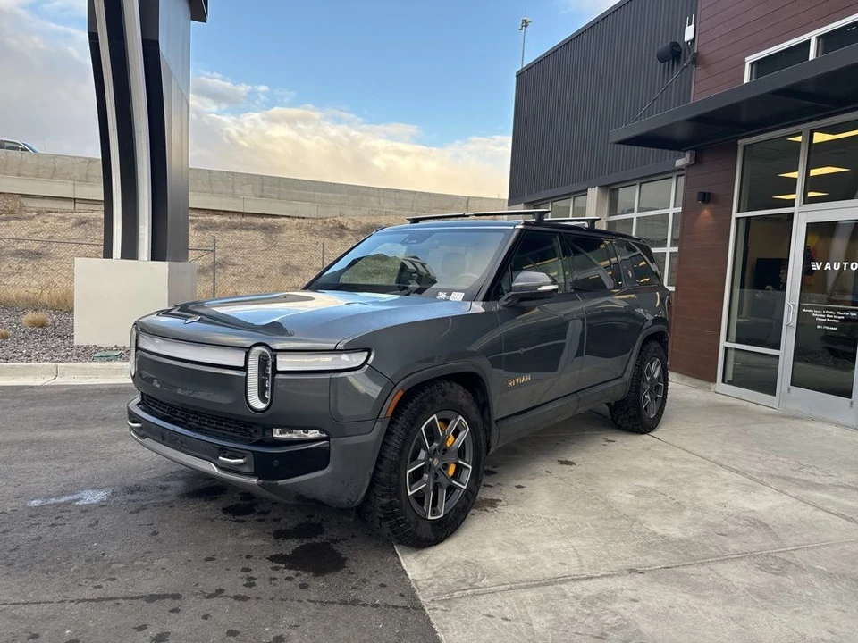 2022 Rivian R1S - Image 4 of 21