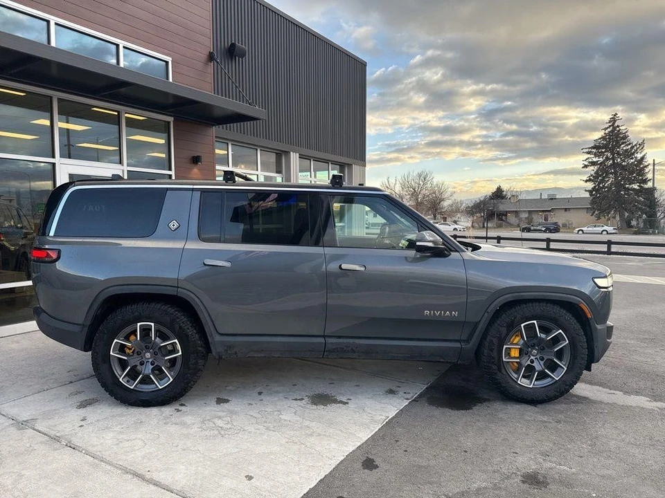 2022 Rivian R1S - Image 9 of 21