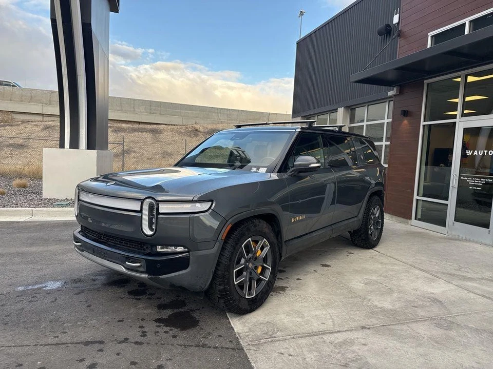 2022 Rivian R1S - Image 4 of 21