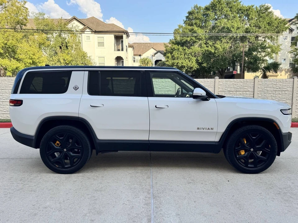2022 Rivian R1S - Image 9 of 12