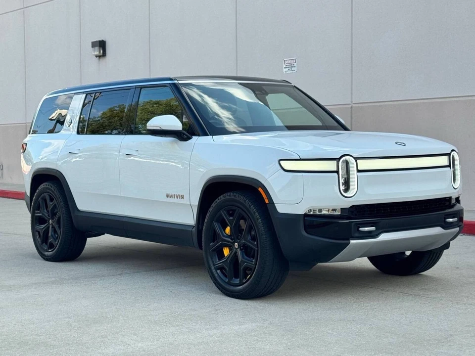 2022 Rivian R1S - Image 2 of 12